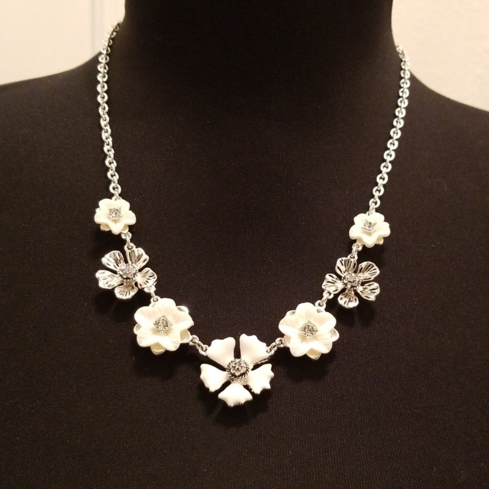 *SOLD* *Jewelry Set* White/Silver Flowers